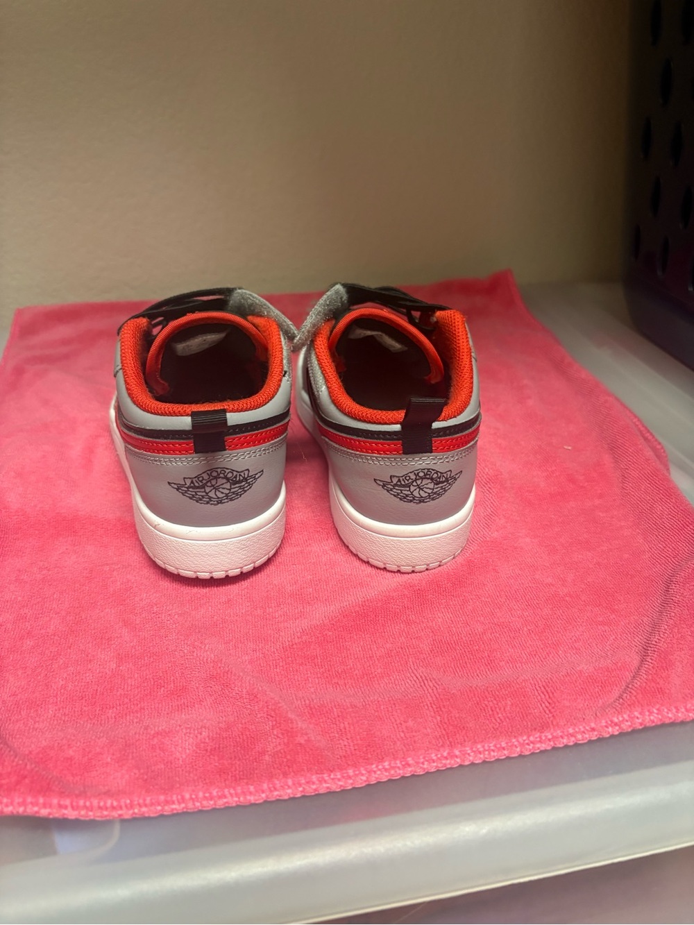 Nike Jordan Kids' Low-Top Sneakers in Black/Gray with Red Swoosh - FlyEase - Picture 4 of 7